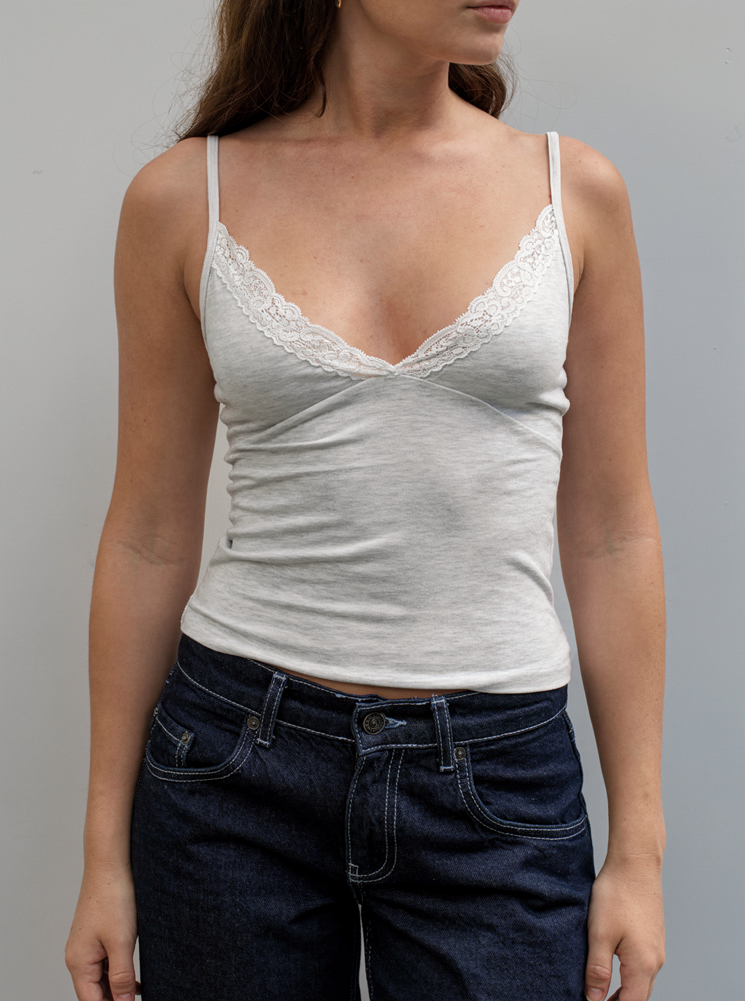 Débardeur en V avec détails en dentelle