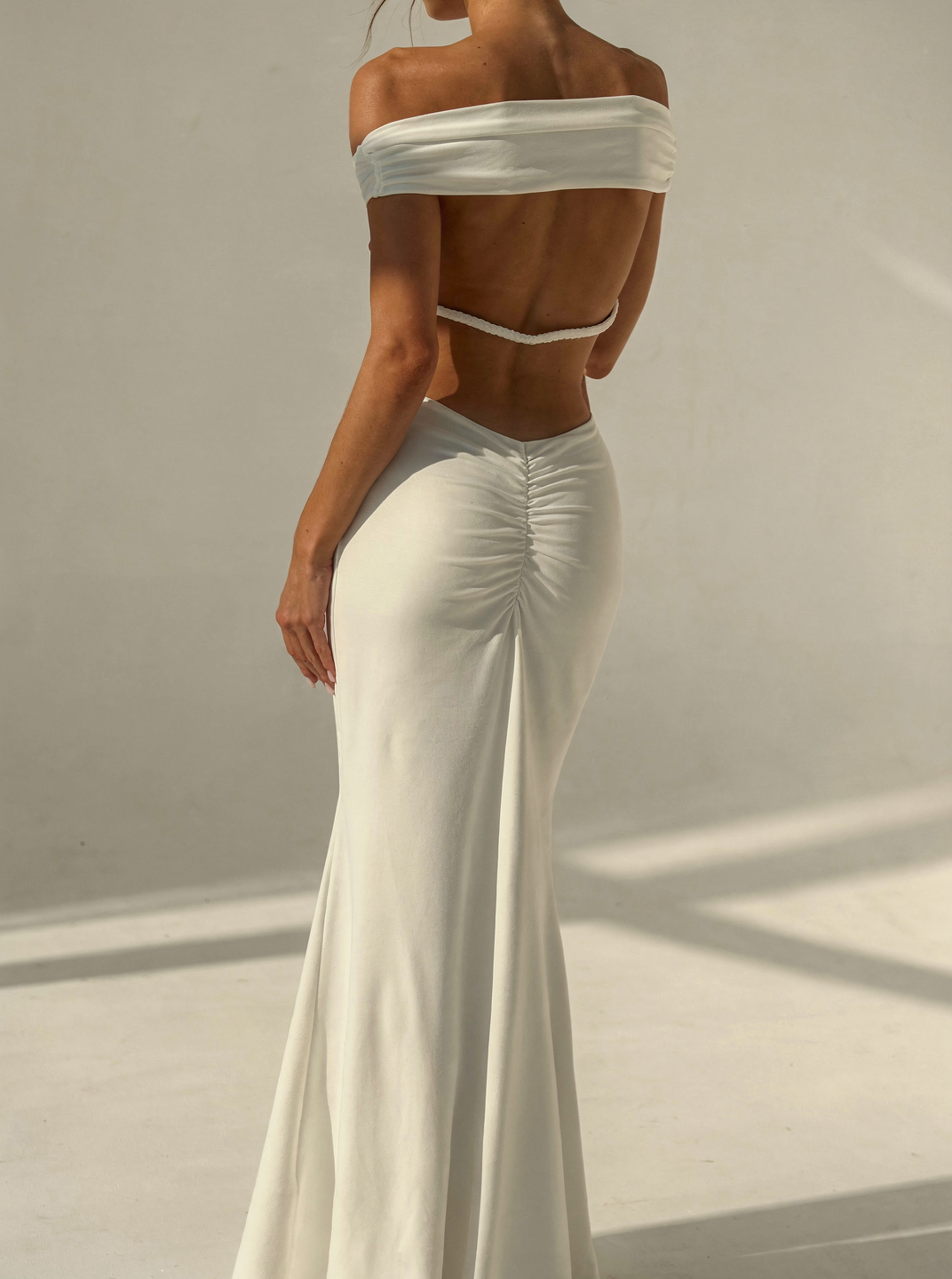 Robe femme moulante à épaules dénudées avec dos nu