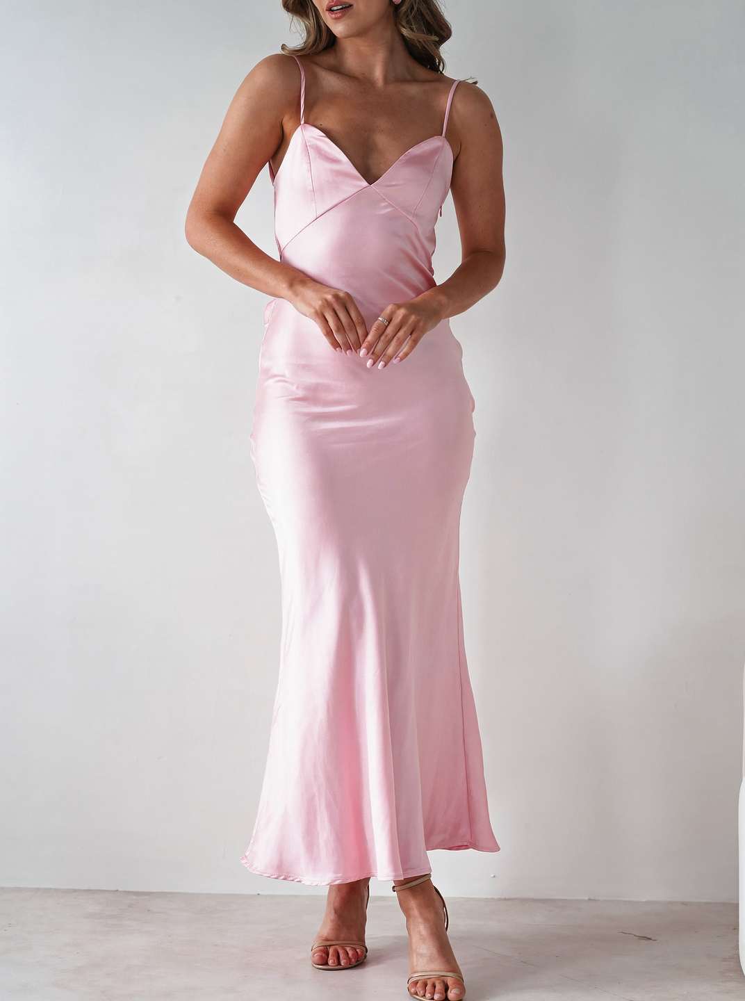 Robe femme en satin à dos nu